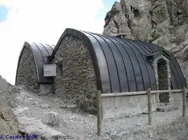 Refuge de Touquerouye à cheval sur les fontières 
    françaises et espagnoles