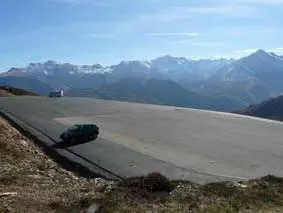 Le parking totalement bitumé